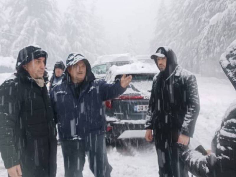 ცაგერის მუნიციპალიტეტში თოვლწმენდის და ელექტროენერგიის აღდგენის სამუშაოები დილიდან...